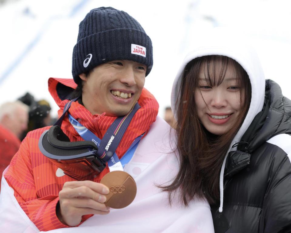 銅メダルを手に、妻の輝紗良さんと笑顔を見せる堀島行真＝リビーニョ・エアリアル・モーグルパーク（撮影・吉澤敬太）