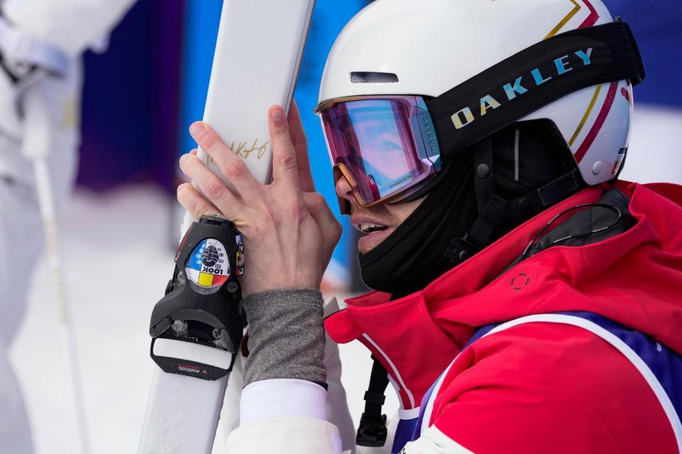 男子モーグル決勝２回目を終え、クーパー・ウッズの得点発表を待つミカエル・キングズベリー＝リビーニョ（共同）