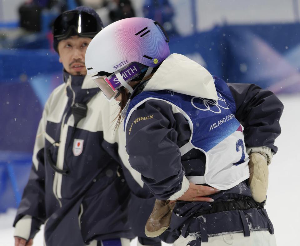 練習中、腰を抑える＝リビーニョ・スノーパーク（撮影・吉澤敬太）