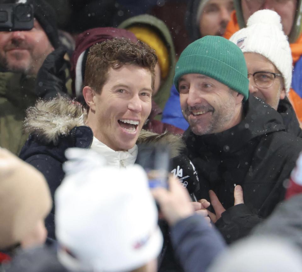 笑顔でインタビューに答えるショーン・ホワイト氏（左）＝リビーニョ・スノーパーク（撮影・吉澤敬太）