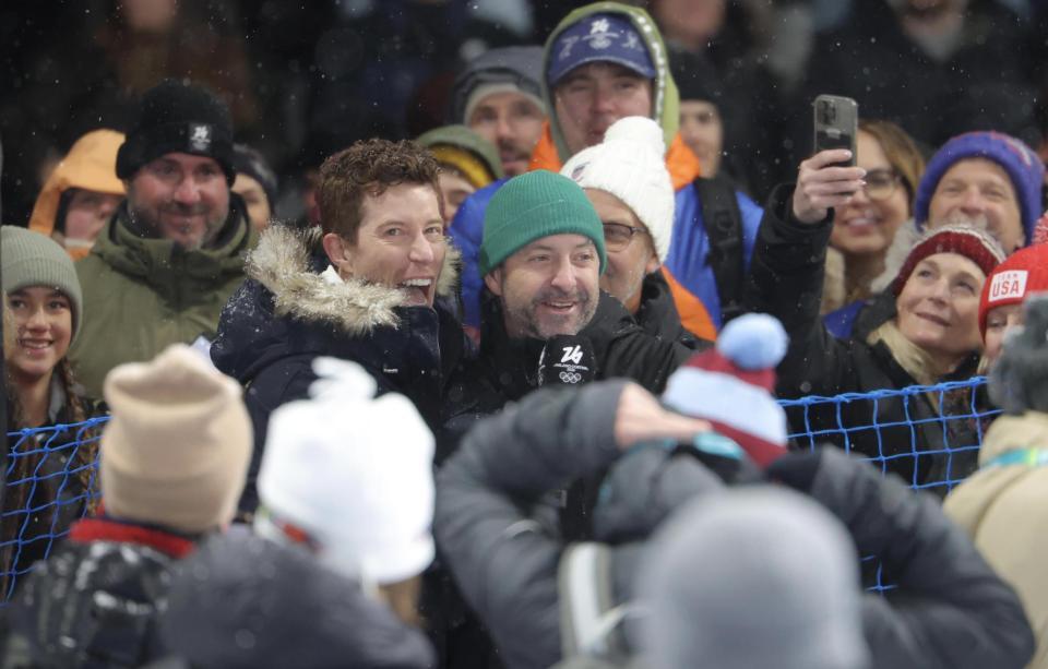 笑顔でインタビューに答えるショーン・ホワイト氏（中央左）リビーニョ・スノーパーク（撮影・吉澤敬太）