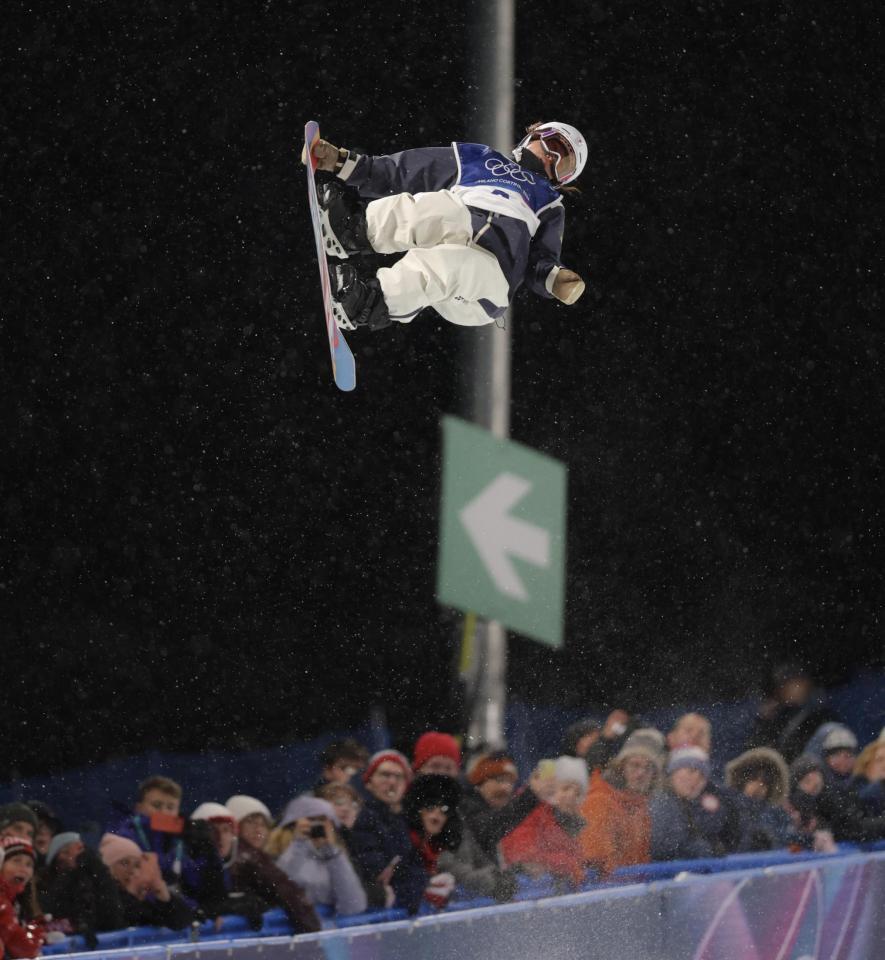 エアトリックを決める冨田せな＝リビーニョ・スノーパーク（撮影・吉澤敬太）