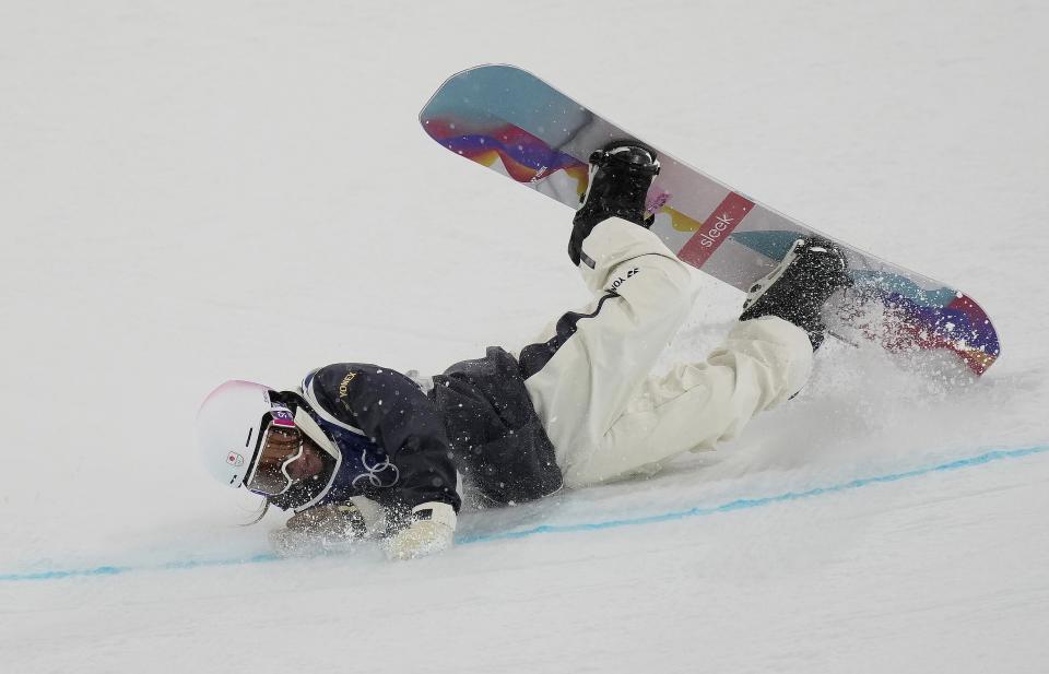 子ハーフパイプ決勝　着地でバランスを崩した冨田せな＝リビーニョ（共同）