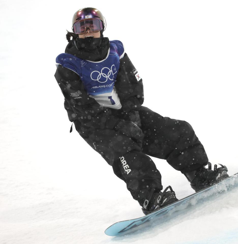 ３本目に会心の滑りを見せて喜ぶ韓国の崔ガオン＝リビーニョ・エアリアル・モーグルパーク（撮影・吉澤敬太）