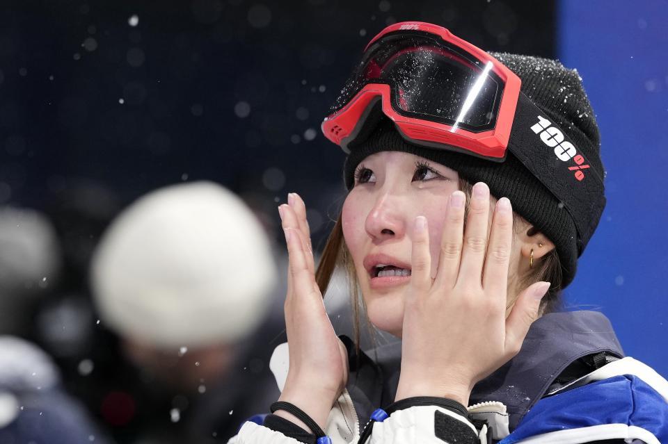 女子ハーフパイプの競技を終え、涙を流す小野光希。銅メダルを獲得した＝リビーニョ（共同）
