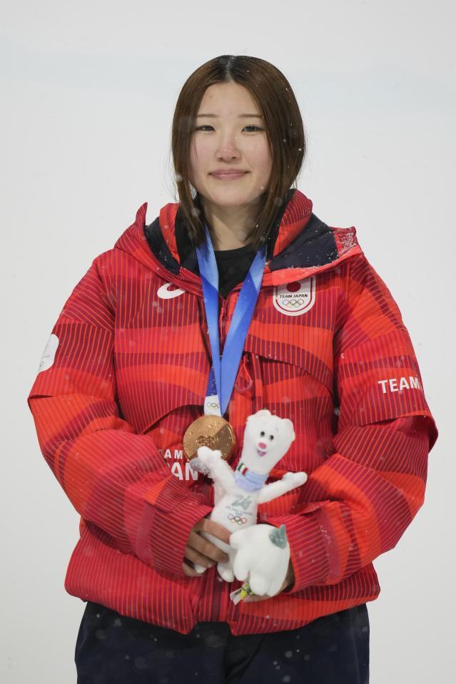 女子ハーフパイプで銅メダルを獲得した小野光希＝リビーニョ（共同）
