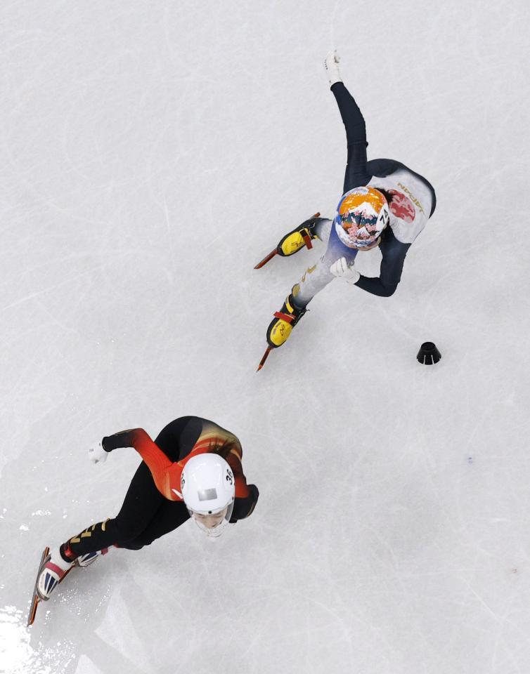 女子５００メートル準々決勝　滑走する金井莉佳（上）＝ミラノ（共同）