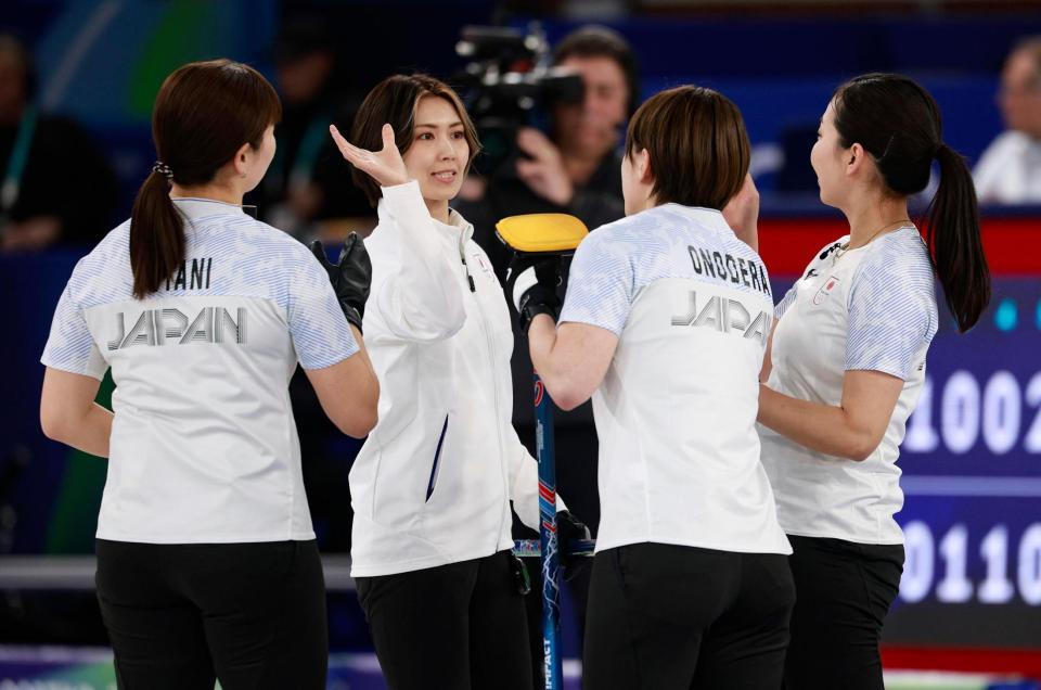 日本－デンマーク　第８エンドで同点に追い付き、タッチを交わす吉村（左から２人目）ら＝コルティナダンペッツォ（共同）