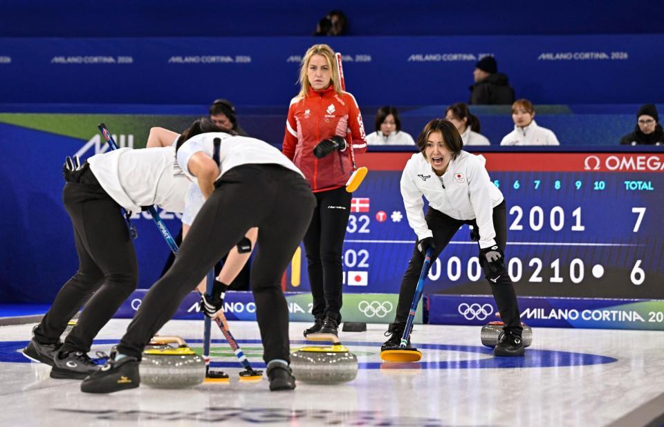 日本－デンマーク　第10エンド、指示を出す吉村（右）＝コルティナダンペッツォ（共同）