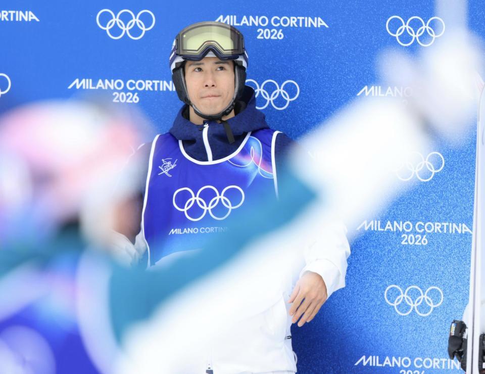 金メダルとなり、喜ぶ豪州選手を見つめる銅メダルの堀島行真＝リビーニョ・エアリアル・モーグルパーク（撮影・吉澤敬太）