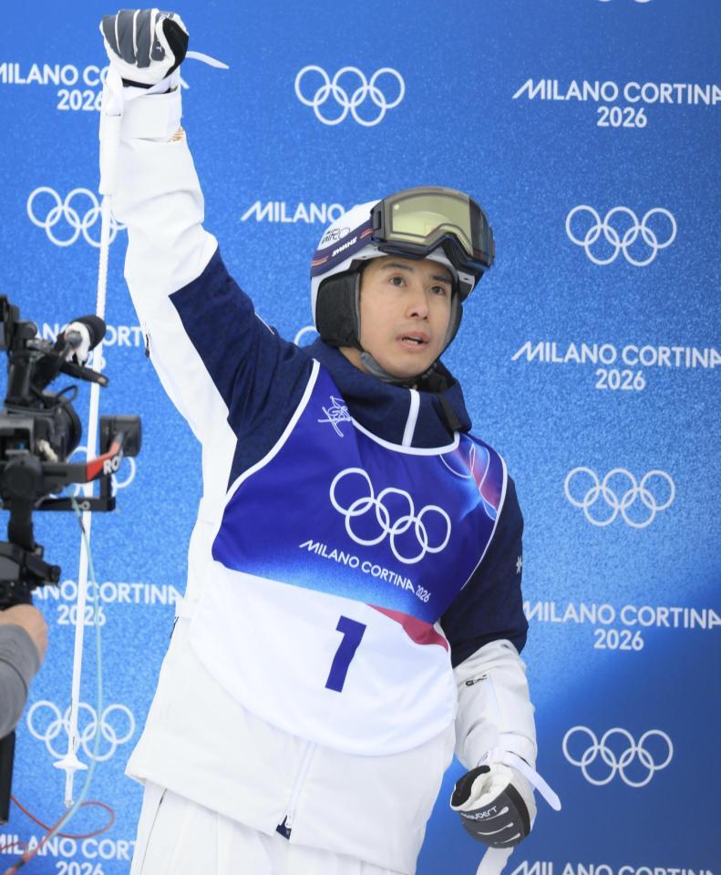 得点を確認して喜ぶ堀島行真＝リビーニョ・エアリアル・モーグルパーク（撮影・吉澤敬太）