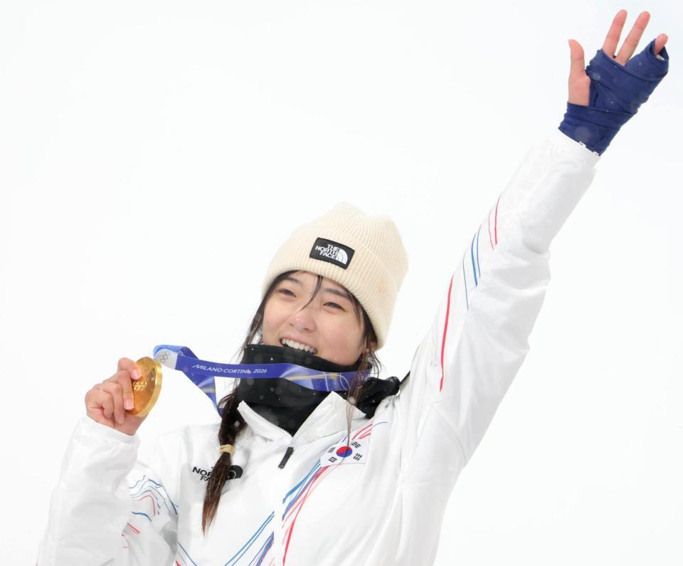 金メダルを獲得し、テーピングした手を振り笑顔の韓国のチェ・ガオン＝リビーニョ・スノーパーク（撮影・吉澤敬太）