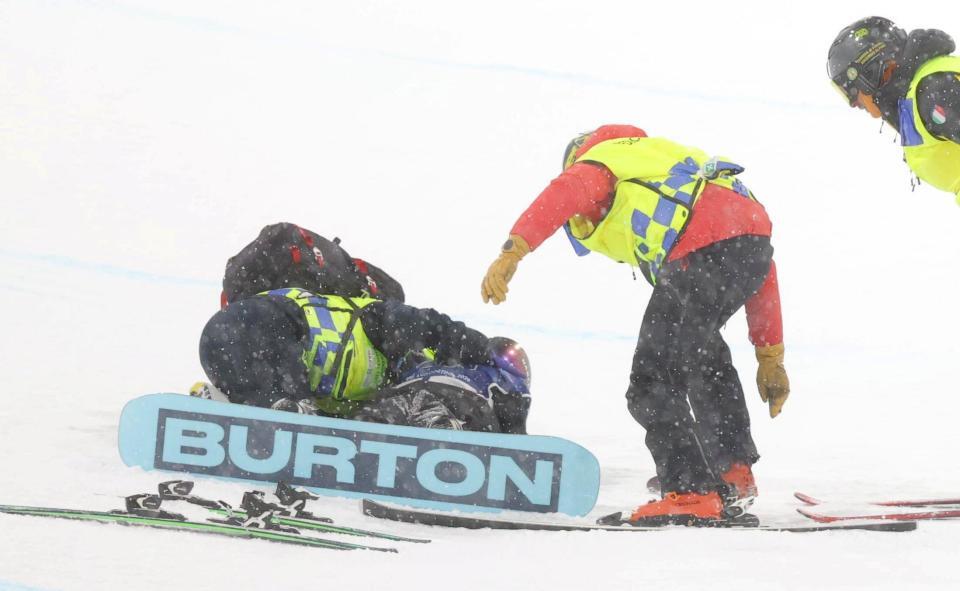 クラッシュし、救護される韓国のチェ・ガオン（中央）＝リビーニョ・スノーパーク（撮影・吉澤敬太）