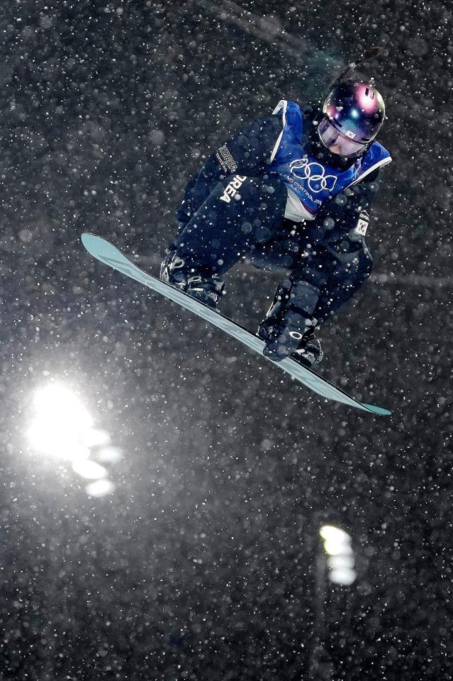 女子ハーフパイプ決勝で技を決める崔ガオン。金メダルを獲得した＝リビーニョ（共同）