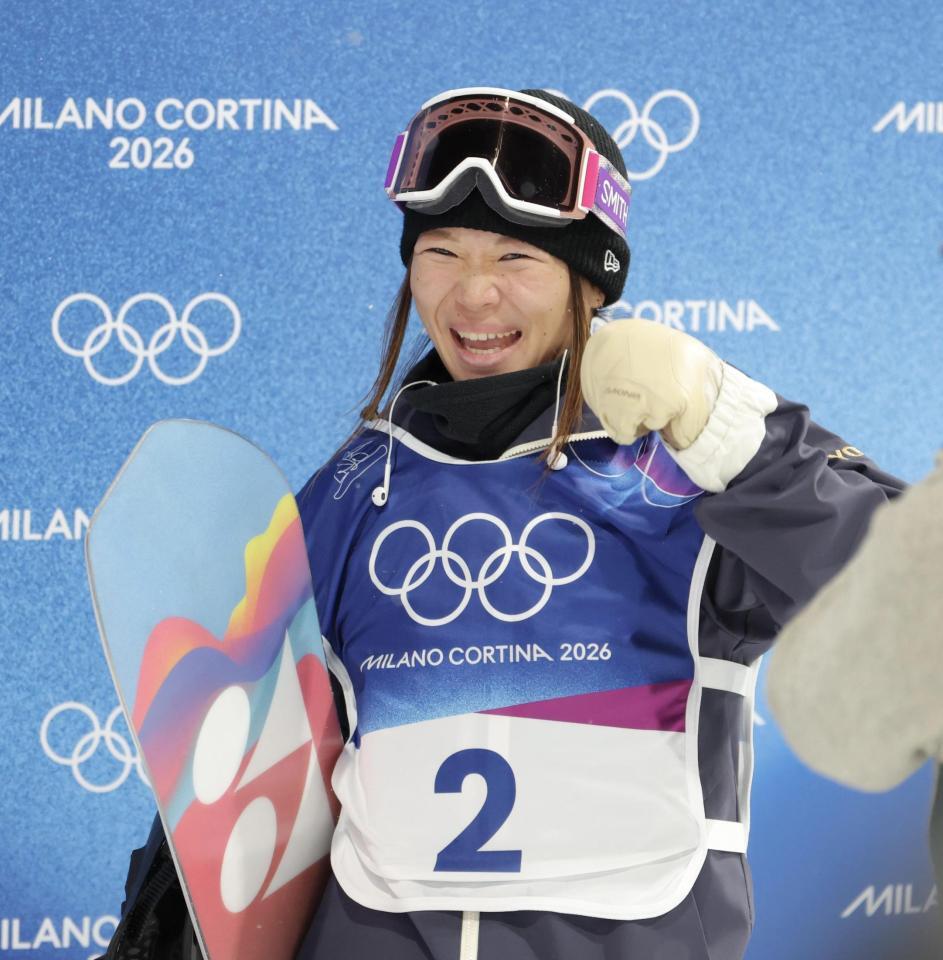 喜ぶ冨田せな＝リビーニョ・スノーパーク（撮影・吉澤敬太）