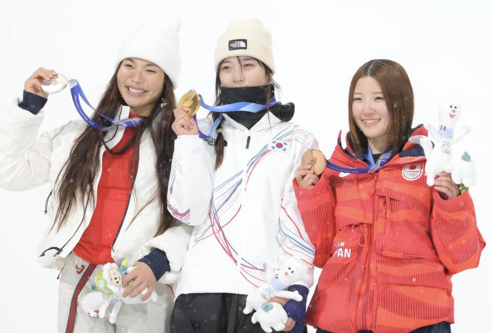 笑顔を見せる小野光希（右）＝リビーニョ・エアリアル・モーグルパーク（撮影・吉澤敬太）