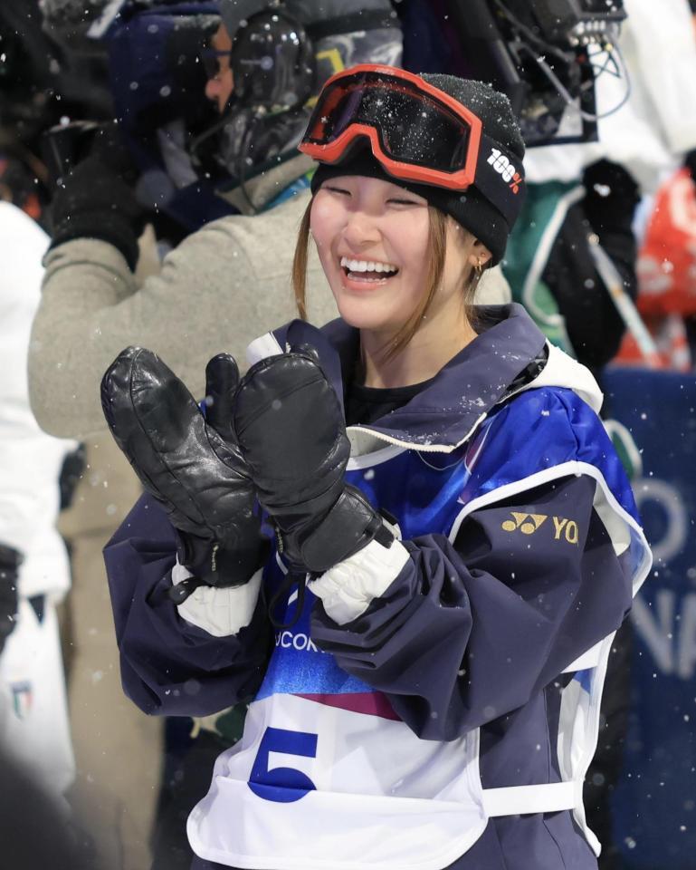 喜ぶ小野光希＝リビーニョ・スノーパーク（撮影・吉澤敬太）