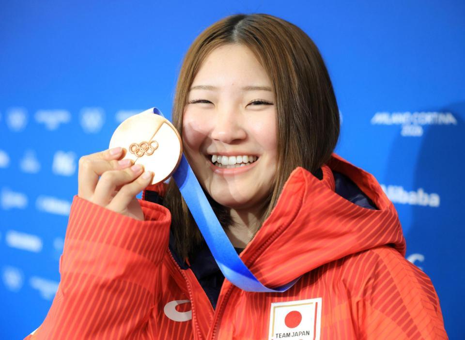 　銅メダルを手に笑顔を見せる小野光希（撮影・吉澤敬太）