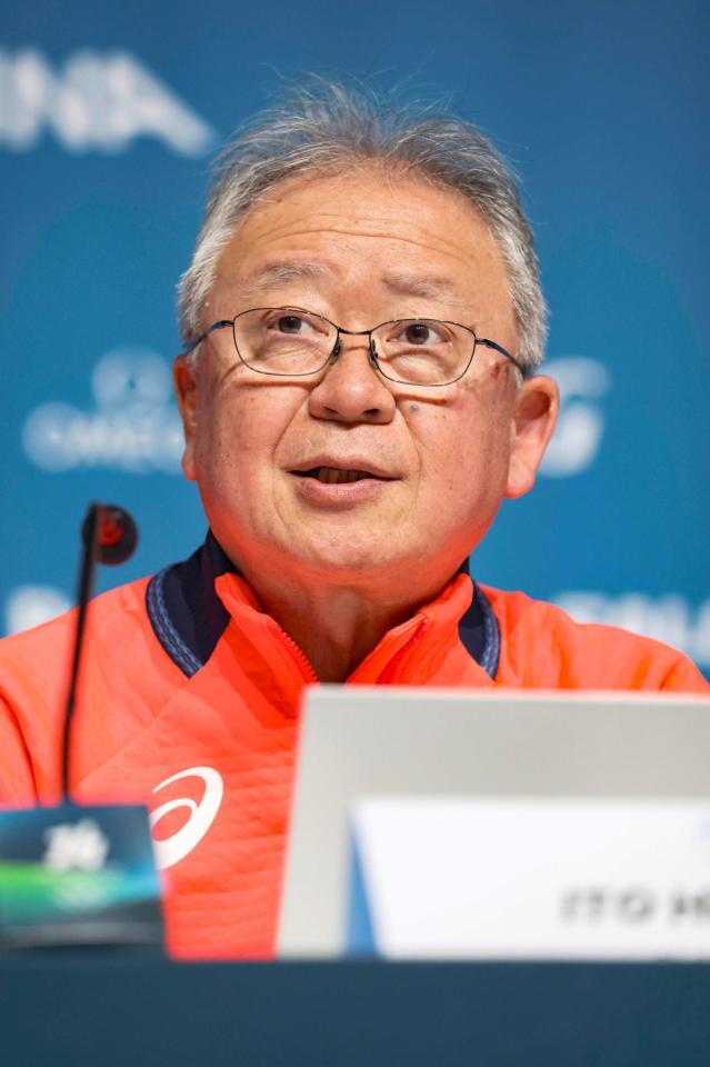 記者会見する日本選手団の伊東秀仁団長＝13日