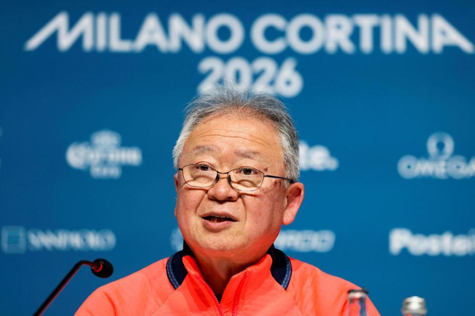 記者会見する日本選手団の伊東秀仁団長＝13日