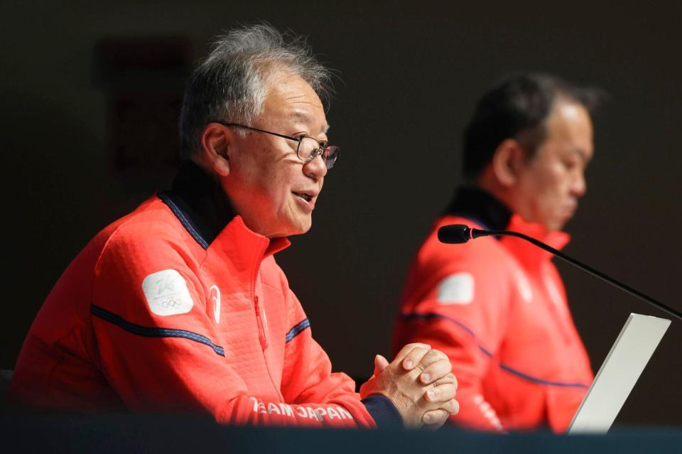 記者会見する日本選手団の伊東秀仁団長＝13日