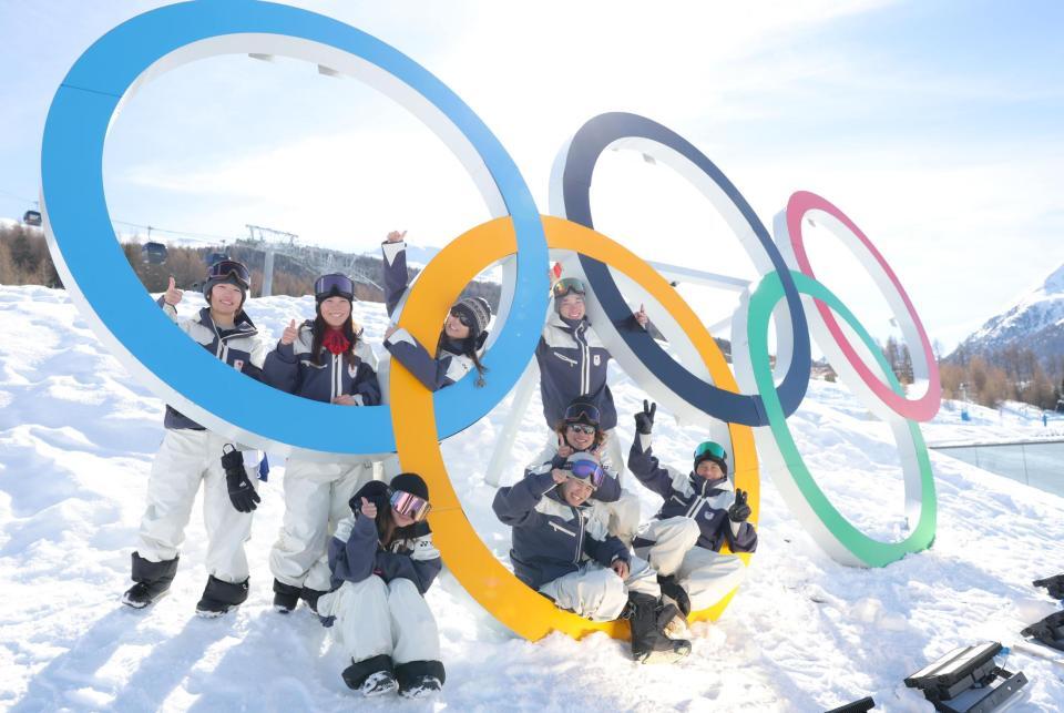 （前列左から）岩渕麗楽、荻原大翔、長谷川帝勝、木俣椋真、（後列同）鈴木萌々、深田茉莉、村瀬心椛、木村葵来のスノボードスロープスタイル日本チーム（撮影・吉澤敬太）