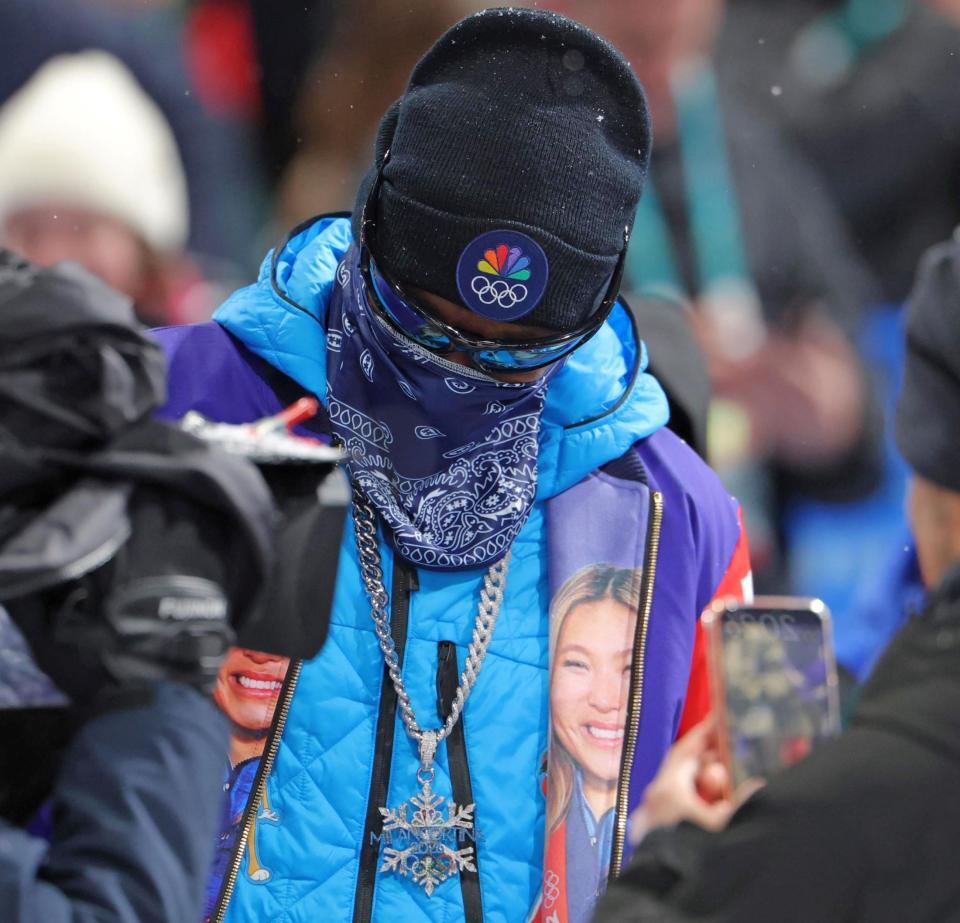 　五輪のネックレスをかけ、女子スノーボードハーフパイプ決勝を観戦するスヌープ・ドッグ（撮影・吉澤敬太）