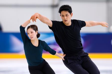　公式練習で調整するペアの三浦璃来（左）、木原龍一組＝ミラノ（共同）