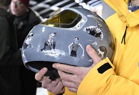 　戦死した母国のアスリートたちの顔が描かれたスケルトン男子ウクライナ代表のウラジスラフ・ヘラスケビッチのヘルメット＝１２日、イタリア・コルティナダンペッツォ（共同）