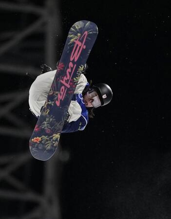 　男子ハーフパイプ決勝　技を決める平野歩夢＝リビーニョ（共同）