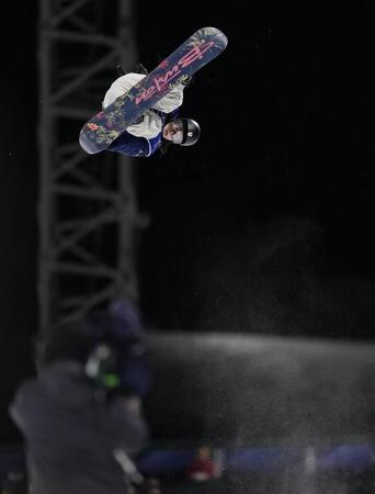 　男子ハーフパイプ決勝　技を決める平野歩夢＝リビーニョ（共同）