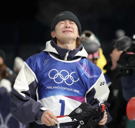 金メダルを獲得し涙する戸塚優斗