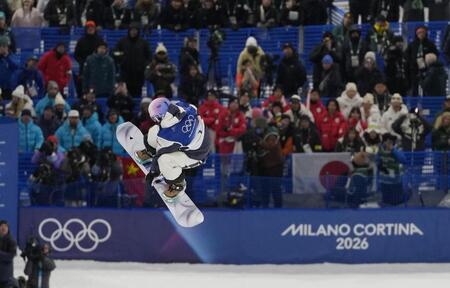 　男子ハーフパイプ決勝　演技する戸塚優斗＝リビーニョ（共同）