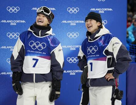 　男子ハーフパイプ決勝３回目を終え、笑顔の山田琉聖（左）と戸塚優斗＝リビーニョ（共同）