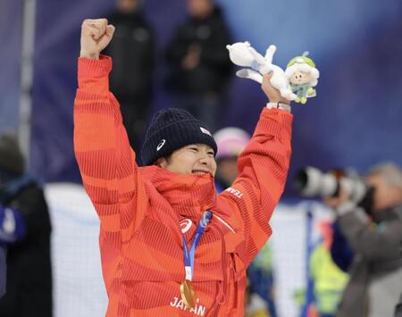 金メダルを喜ぶ戸塚優斗