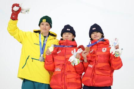 （左から銀メダルのスコット・ジェームズ、金メダルの戸塚優斗、銅メダルの山田琉聖