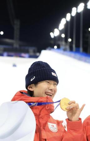 金メダルを手に喜ぶ戸塚優斗＝リビーニョ・スノーパーク（撮影・吉澤敬太）