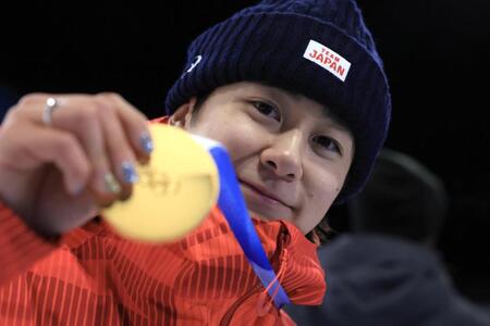 金メダル手に微笑む戸塚優斗＝リビーニョ・スノーパーク（撮影・吉澤敬太）