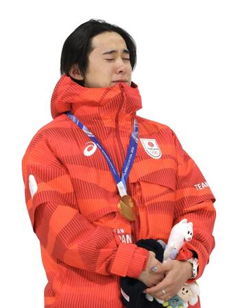 国歌を聴きながら感極まる戸塚優斗＝リビーニョ・スノーパーク（撮影・吉澤敬太）