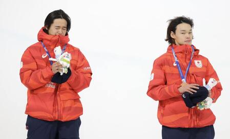 国歌を聴きながら感極まる戸塚優斗（左）と山田琉聖＝撮影・吉澤敬太