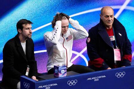 男子フリーの演技を終え、キスアンドクライで厳しい表情のイリア・マリニン（中央）＝ミラノ（共同）