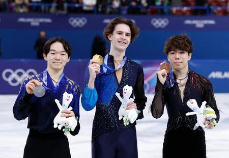 男子で銀メダルを獲得した鍵山優真（左）と銅メダルの佐藤駿。中央は金メダルのミハイル・シャイドロフ＝ミラノ（共同）