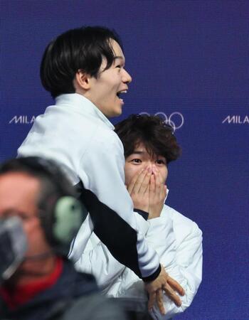 メダルが確定し、喜ぶ鍵山優真（左）と佐藤駿