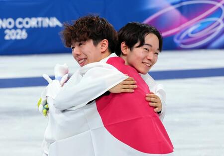抱き合って喜ぶ銀メダルの鍵山優真（右）と銅メダルの佐藤駿