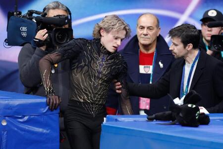 男子フリーの演技を終えたイリア・マリニン（手前左）＝ミラノ（共同）