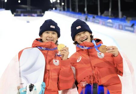 金メダルを手に喜ぶ戸塚優斗（左）と銅メダルを手にする山田琉聖＝リビーニョ・スノーパーク（撮影・吉澤敬太）