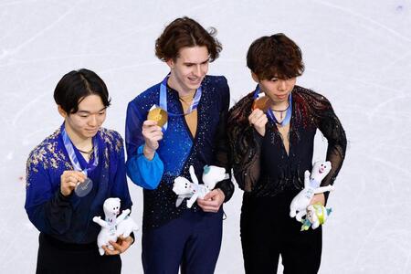 男子で銀メダルを獲得した鍵山優真（左）と銅メダルの佐藤駿。中央は金メダルのミハイル・シャイドロフ＝ミラノ（共同）