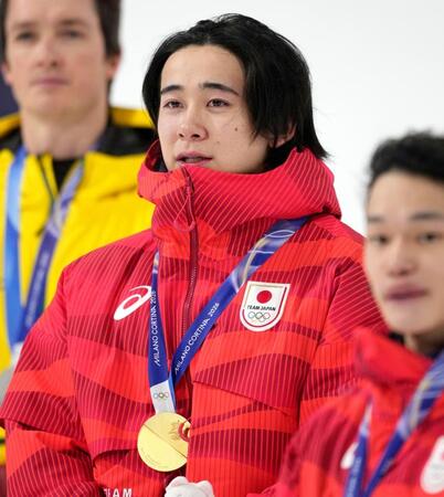ミラノ・コルティナ五輪のスノーボード男子ハーフパイプで金メダルを獲得し、表彰式で涙を流す戸塚優斗＝13日、イタリア・リビーニョ（共同）