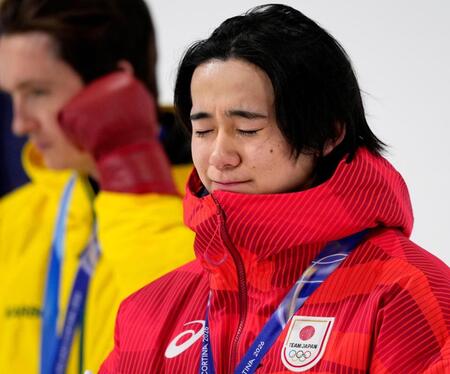 男子ハーフパイプで金メダルを獲得し、涙ぐむ戸塚優斗＝リビーニョ（共同）