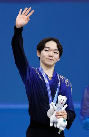 男子で銀メダルを獲得した鍵山優真＝ミラノ（共同）